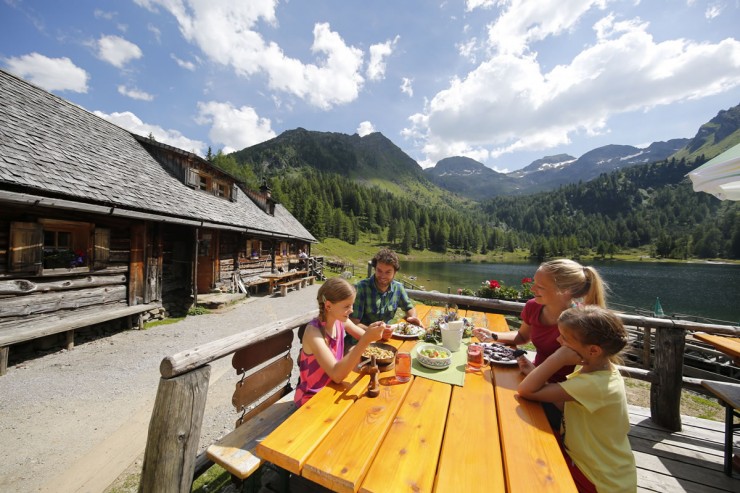 Familie beim Jausnen am Duisitzkarsee © Schladming Dachstein Tourismus