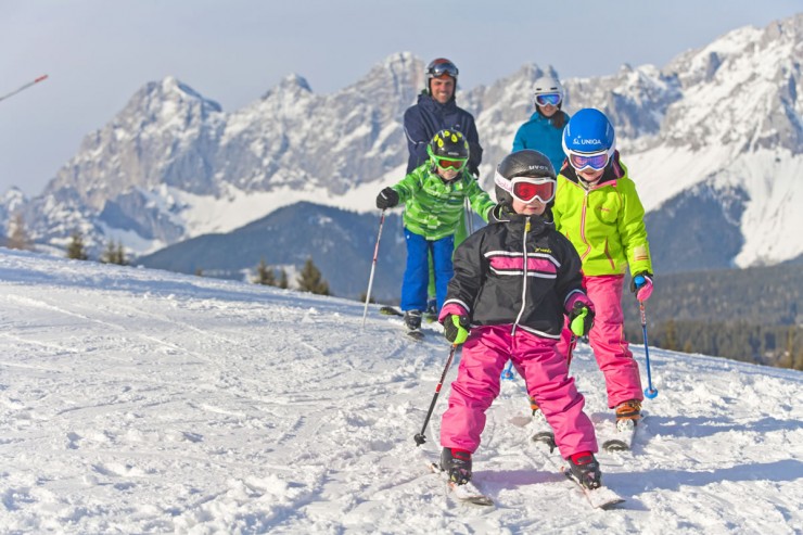 Familie beim Skifahren © Schladming-Dachstein